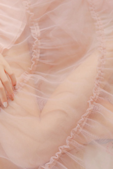 没戴奶罩两个乳头突出来